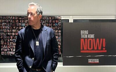 L'humoriste Jerry Seinfeld au siège du Forum des familles d'otages et de disparus à Tel Aviv, le 18 décembre 2023 (Crédit : Autorisation)