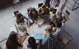 Illustration : Travailleurs dans une startup (Crédit : Vadim_Key ; iStock by Getty Images)