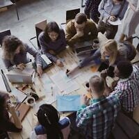 Illustration : Travailleurs dans une startup (Crédit : Vadim_Key ; iStock by Getty Images)