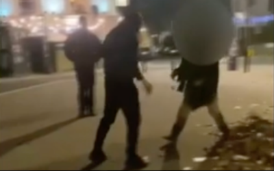 Des Israéliens accrochant des affiches en faveur des otages détenus par le Hamas à Gaza sont attaqués dans les rues de Londres, dans des images de téléphones portables publiées par la Douzième chaîne (Crédit : Capture d'écran ; utilisé conformément à la clause 27a de la loi sur le droit d'auteur)