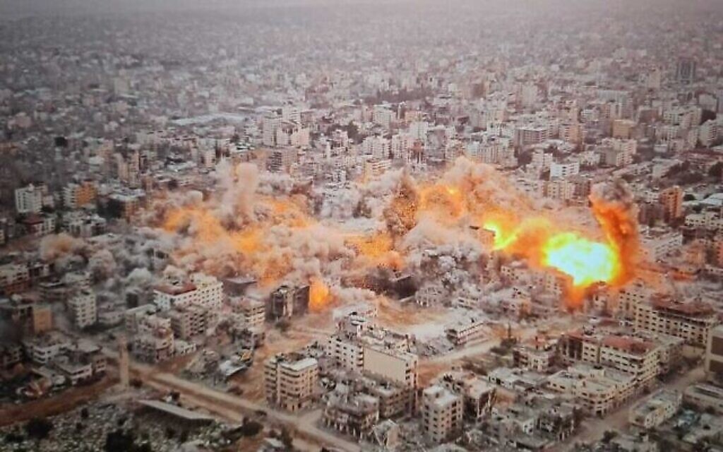 Cette image vidéo montre la démolition d'un réseau de tunnels sous la Place de la Palestine de la ville de Gaza, le 21 décembre 2023. (Crédit : armée israélienne)