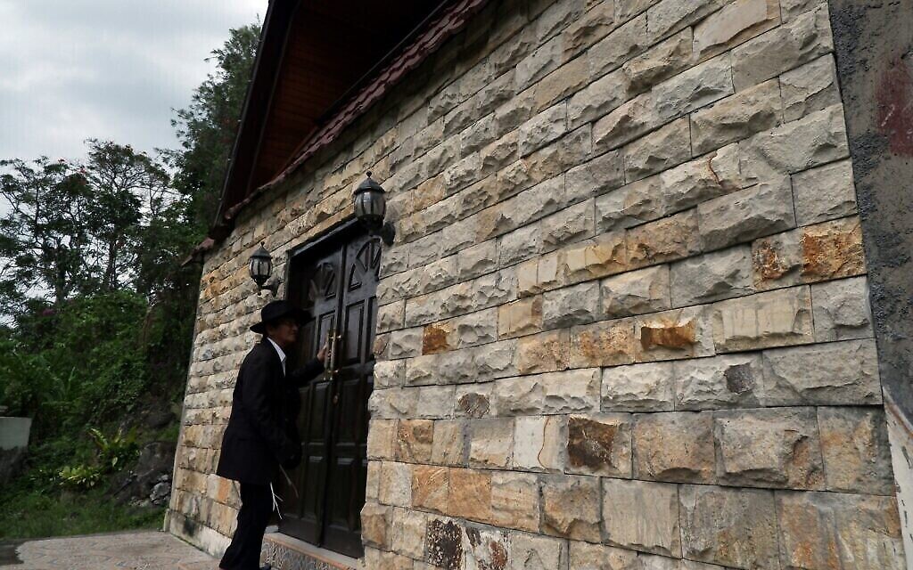 Un Juif indonésien entre dans la synagogue de Tondano, dans le nord de Sulawesi, le 4 mars 2019. (Photo de Ronny Adolof Buol / AFP)