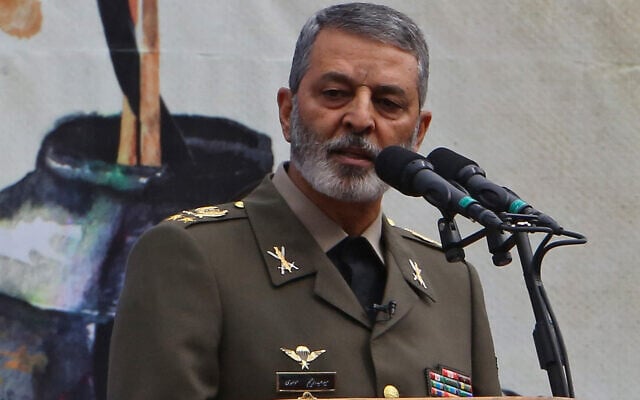 Le commandant en chef de l'armée iranienne, le général de division Abdolrahim Mousavi, s'exprime lors d'un rassemblement devant l'ancienne ambassade des États-Unis dans la capitale Téhéran, le 4 novembre 2019, à l'occasion du 40e anniversaire de la crise des otages en Iran. (Crédit : ATTA KENARE / AFP)