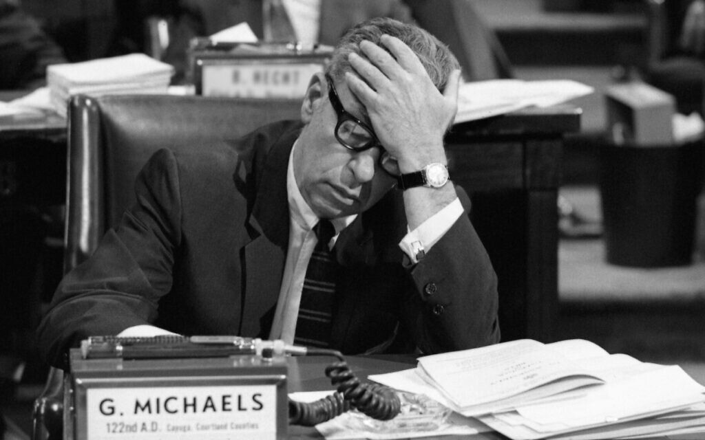 Le représentant démocrate d'Auburn, George Michaels, membre de l'Assemblée de l'État de New York, se tenant la tête après avoir voté "oui" à un projet de loi qui a donné à l'État de New York la législation la plus libérale du pays en matière d'avortement, le 9 avril 1970. (Crédit : Bettmann Archive/Getty Images via JTA) Le représentant démocrate d'Auburn, George Michaels, membre de l'Assemblée de l'État de New York, se tenant la tête après avoir voté "oui" à un projet de loi qui a donné à l'État de New York la législation la plus libérale du pays en matière d'avortement, le 9 avril 1970. (Crédit : Bettmann Archive/Getty Images via JTA)