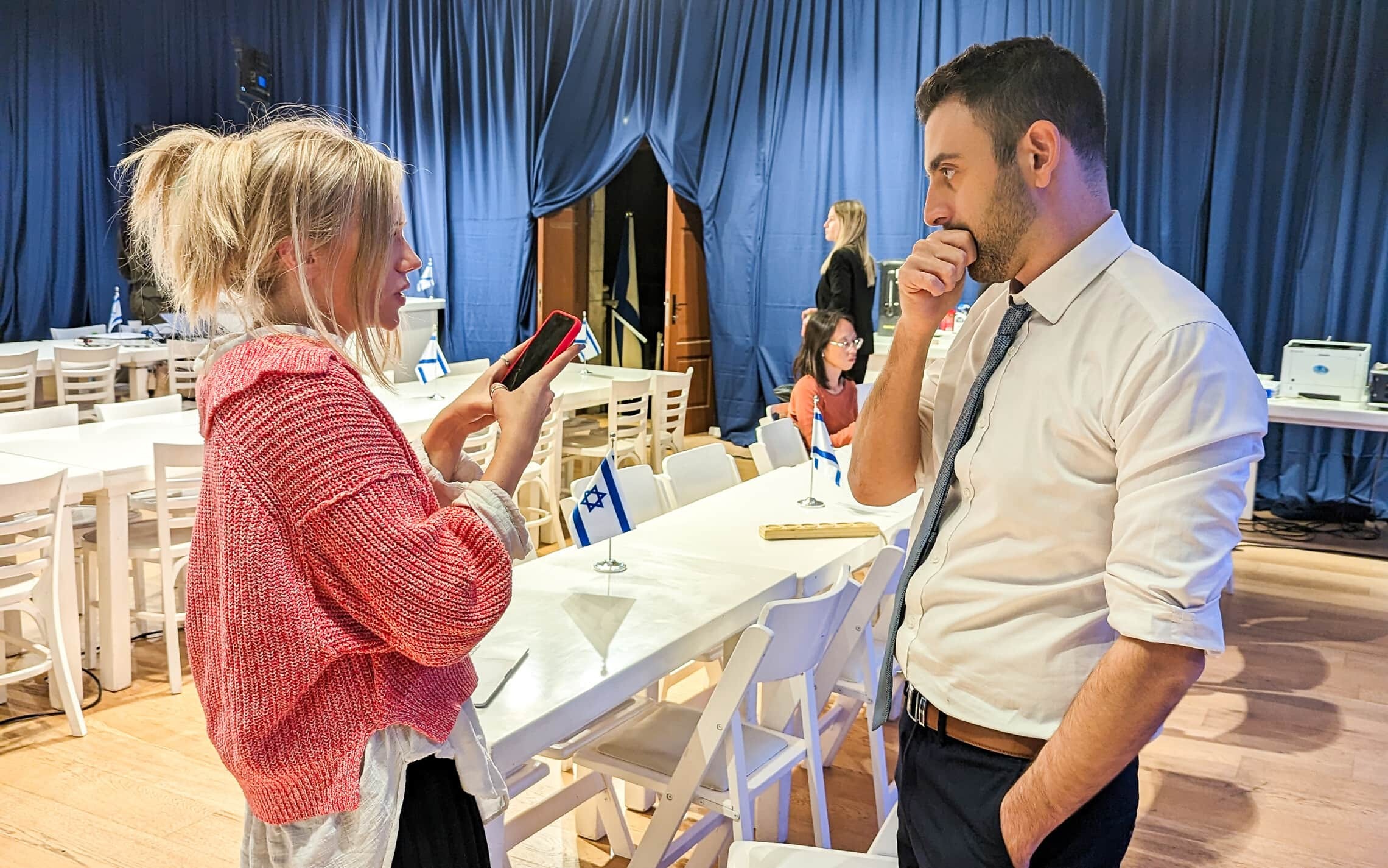 Eylon Levi, porte-parole du gouvernement israélien avec Rachel Brooks, chargée de TikTok, au mois de novembre 2023. (Crédit : Avner Hofstein)