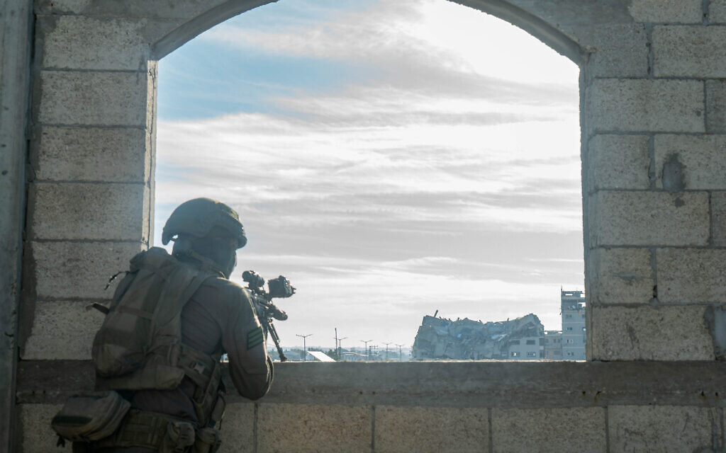Un soldat israélien dans la bande de Gaza, le 5 décembre 2023. (Crédit : armée israélienne)
