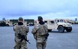 Des soldats danois patrouillant dans la zone du port d'Aarhus, au Danemark, où sont stationnés des véhicules militaires de l'armée américaine, le 16 janvier 2023. (Crédit : Sergei Gapon/AFP)
