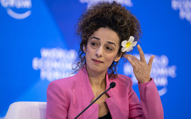 La journaliste et militante des droits des femmes américano-iranienne Masih Alinejad lors d'une session au centre des congrès lors de la réunion annuelle du Forum économique mondial (WEF), à Davos, le 19 janvier 2023. (Crédit : Fabrice Coffrini/AFP) La journaliste et militante des droits des femmes américano-iranienne Masih Alinejad lors d'une session au centre des congrès lors de la réunion annuelle du Forum économique mondial (WEF), à Davos, le 19 janvier 2023. (Crédit : Fabrice Coffrini/AFP)