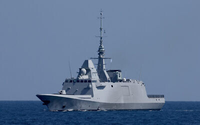Le Languedoc (D653), frégate polyvalente FREMM, effectue des manœuvres lors de l'exercice aéronautique multilatéral "Noble Dina 23" en Méditerranée, le 27 mars 2023. (Crédit : Jack Guez/AFP)