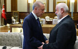Le président turc Recep Tayyip Erdogan (à gauche) saluant le leader du groupe terroriste palestinien du Hamas,  Ismaïl Haniyeh, pendant leur rencontre au palais présidentiel d'Ankara, une photo diffusée le 26 juillet 2023. (Crédit : Mustafa Kamaci/Turkish Presidency Press Office/AFP)
