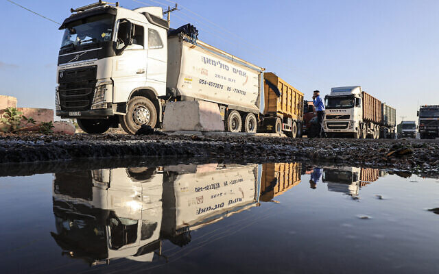 Des camions en transit passent au poste-frontière Karm Abu Salem, ou Kerem Shalom, à Rafah, dans le sud de la bande de Gaza, le 10 septembre 2023. (Crédit : Said Khatib/AFP) Des camions en transit passent au poste-frontière Karm Abu Salem, ou Kerem Shalom, à Rafah, dans le sud de la bande de Gaza, le 10 septembre 2023. (Crédit : Said Khatib/AFP)