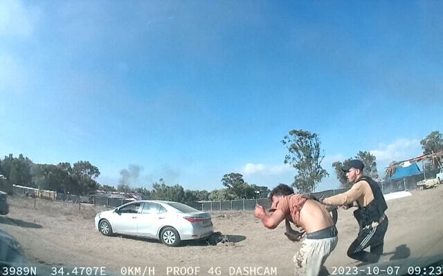 Un terroriste armé du Hamas poussant un homme, sur les lieux du Festival Supernova, à proximité du kibboutz Reïm dans le désert du Néguev, dans le sud d'Israël, le 7 octobre 2023. (Crédit : SOUTH FIRST RESPONDERS/AFP)