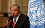 Le secrétaire général de l'ONU, Antonio Guterres, s'exprimant lors d'une conférence de presse avec le ministre égyptien des Affaires étrangères après leur rencontre, au Caire, le 19 octobre 2023. (Crédit : Khaled Desouki/AFP)