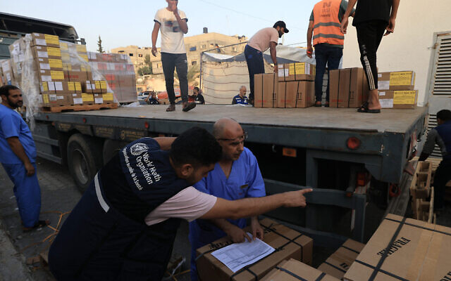 Des employés déchargent un camion de fournitures médicales de l'Organisation mondiale de la Santé, à l'hôpital Nasser de Khan Younès, dans la bande de Gaza, le 23 octobre 2023. (Crédit : Mahmud HAMS / AFP) Des employés déchargent un camion de fournitures médicales de l'Organisation mondiale de la Santé, à l'hôpital Nasser de Khan Younès, dans la bande de Gaza, le 23 octobre 2023. (Crédit : Mahmud HAMS / AFP)