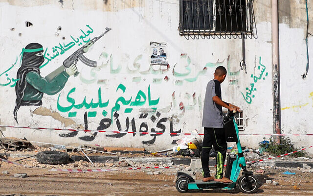 Un jeune Palestinien dans le camp de réfugiés de Tulkarem, en Cisjordanie, après un raid de l'armée israélienne dans le contexte de la guerre en cours entre Israël et le Hamas, le 7 novembre 2023. (Crédit :  Zain JAAFAR / AFP)