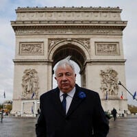 Le président du Sénat Gerard Larcher devant l'Arc de Triomphe, à Paris, le 11 novembre 2023. (Crédit : Ludovic Marin/POOL/AFP)