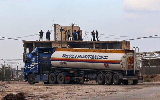 Camion de transport de carburant entré à Rafah, dans le sud de la bande de Gaza, le 15 novembre 2023, au milieu des combats en cours entre Israël et le Hamas. (Crédit : SAÏD KHATIB / AFP)