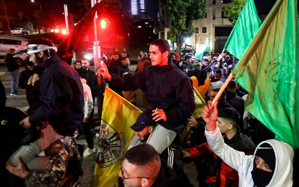 Scènes de liesses après la libération de prisonniers palestiniens incarcérés pour atteinte à la sécurité en Israël en échange d'otages civils innocents israéliens, à Ramallah, le 30 novembre 2023. (Crédit 
: Jaafar Ashtiyeh/AFP)