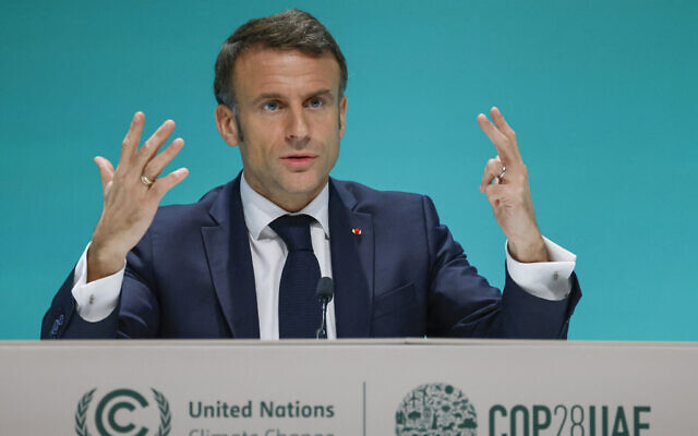 Le président français Emmanuel Macron lors d'une conférence de presse au sommet sur le climat des Nations unies de la COP28 à Dubaïl, le 2 décembre 2023. (Crédit : Ludovic MARIN / AFP) Le président français Emmanuel Macron lors d'une conférence de presse au sommet sur le climat des Nations unies de la COP28 à Dubaïl, le 2 décembre 2023. (Crédit : Ludovic MARIN / AFP)