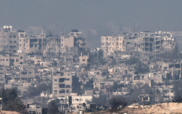 Des bâtiments détruits dans le territoire palestinien, sur une photo prise depuis le sud d'Israël près de la frontière avec la bande de Gaza, le 2 décembre 2023. (Crédit : Jack Guez/AFP) Des bâtiments détruits dans le territoire palestinien, sur une photo prise depuis le sud d'Israël près de la frontière avec la bande de Gaza, le 2 décembre 2023. (Crédit : Jack Guez/AFP)