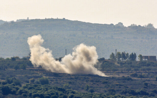 De la fumée s'élevant après une frappe israélienne, sur une photo prise à la périphérie de la ville de Tair Harfa, dans le sud du Liban, le 2 décembre 2023. (Crédit : AFP) De la fumée s'élevant après une frappe israélienne, sur une photo prise à la périphérie de la ville de Tair Harfa, dans le sud du Liban, le 2 décembre 2023. (Crédit : AFP)