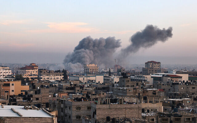 De la fumée s'élève suite à une frappe israélienne, une photo prise depuis Rafah,  dans le sud de la bande de Gaza, le 3 décembre 2023. (Crédit :  SAID KHATIB / AFP)