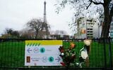 Des fleurs ont été déposées à l'endroit où un touriste allemand a été poignardé à mort par un terroriste islamiste près de la Tour Eiffel, le 3 décembre 2023. (Crédit : Dimitar DILKOFF / AFP)