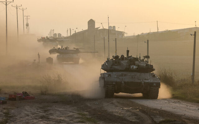 Des véhicules militaires israéliens près de la frontière avec la bande de Gaza, le 3 décembre 2023. (Crédit : Menahem KAHANA / AFP) Des véhicules militaires israéliens près de la frontière avec la bande de Gaza, le 3 décembre 2023. (Crédit : Menahem KAHANA / AFP)