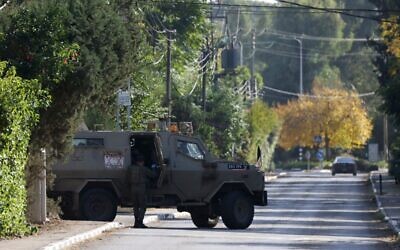 Des soldats israéliens près de l’endroit où un missile lancé depuis le Liban a touché un groupe de soldats israéliens et de civils au Moshav Beit Hillel, près de la frontière israélienne avec le Liban, le 3 décembre 2023. (Crédit : Ayal Margolin/Flash90)