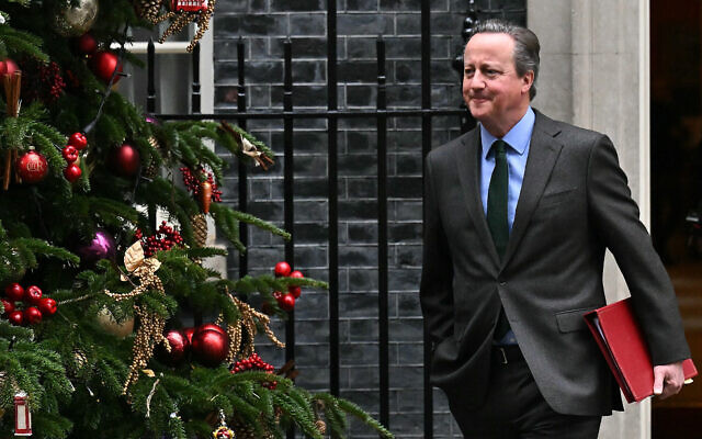 Le secrétaire d'État aux Affaires étrangères David Cameron quitte le 10 Downing Street, à Londres, après une réunion du cabinet, le 5 décembre 2023. (Crédit : AFP) Le secrétaire d'État aux Affaires étrangères David Cameron quitte le 10 Downing Street, à Londres, après une réunion du cabinet, le 5 décembre 2023. (Crédit : AFP)