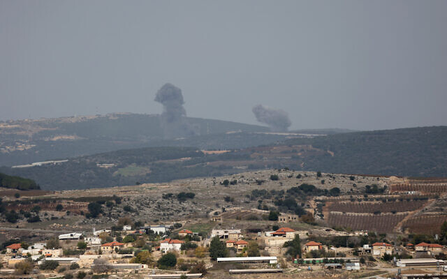 Une photo prise du côté israélien de la frontière avec le Liban montre des bombardements israéliens autour du village d'Aita al-Shaab, dans le sud du Liban, le 5 décembre 2023, dans un contexte de nouvelles tensions transfrontalières dans la guerre entre Israël et les terroristes du Hamas dans la bande de Gaza. (Crédit : Jalaa Marey/AFP)