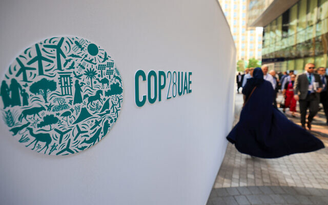 Un panneau COP28 à l'Expo City pendant le sommet des Nations Unies sur le climat à Dubaï le 5 décembre 2023. (Crédit : Karim SAHIB / AFP) Un panneau COP28 à l'Expo City pendant le sommet des Nations Unies sur le climat à Dubaï le 5 décembre 2023. (Crédit : Karim SAHIB / AFP)