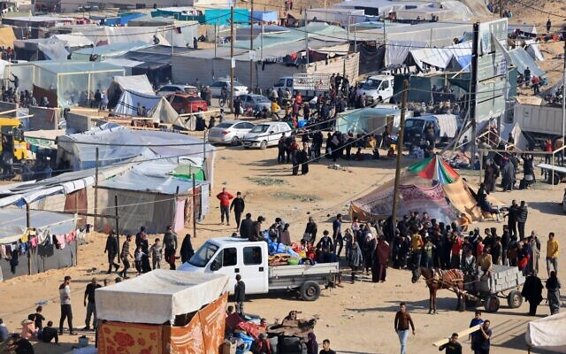 Des Palestiniens déplacés qui ont fui Khan Younès installant un camp à Rafah, plus au sud, près de la frontière de la bande de Gaza avec l'Égypte, le 6 décembre 2023. (Crédit : Mahmoud Hams/AFP) Des Palestiniens déplacés qui ont fui Khan Younès installant un camp à Rafah, plus au sud, près de la frontière de la bande de Gaza avec l'Égypte, le 6 décembre 2023. (Crédit : Mahmoud Hams/AFP)