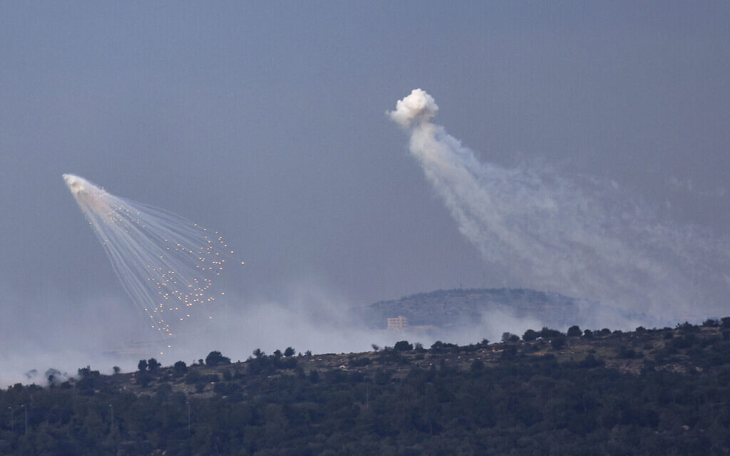 Une photo prise du côté israélien de la frontière avec le Liban montre des obus explosant sur les collines autour du village d'Aita al-Shaab, au sud du Liban, le 8 décembre 2023. (Crédit : Jalaa Marey/AFP)