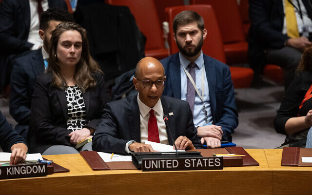 L'ambassadeur adjoint des États-Unis à l'ONU, Robert Wood, s'exprimant lors d'une réunion du Conseil de sécurité sur Gaza, au siège de l'ONU, à New York, le 8 décembre 2023. (Crédit : Yuki Iwamura/AFP) L'ambassadeur adjoint des États-Unis à l'ONU, Robert Wood, s'exprimant lors d'une réunion du Conseil de sécurité sur Gaza, au siège de l'ONU, à New York, le 8 décembre 2023. (Crédit : Yuki Iwamura/AFP)