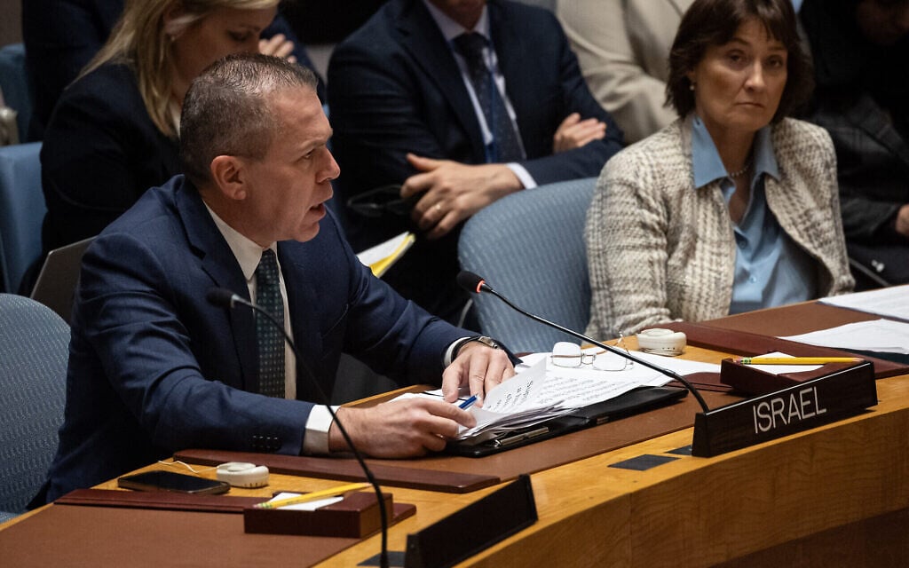 L'ambassadeur israélien Gilad Erdan lors d'une réunion du Conseil de sécurité de l'ONU sur Gaza, au siège de l'ONU, à New York, le 8 décembre 2023. (Crédit : Yuki Iwamura/AFP)