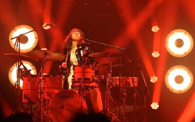 La batteuse-chanteuse israélienne Roni Kaspi sur scène lors du festival de musique "Les Trans Musicales" à Rennes, dans l'ouest de la France, le 8 décembre 2023. (Crédit : Damien Meyer/AFP)