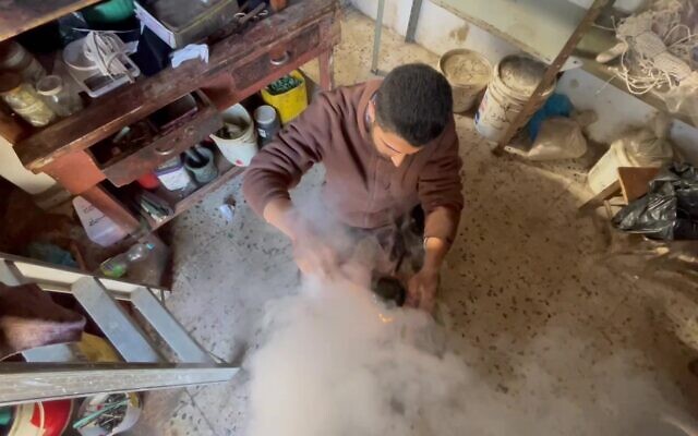 Ibrahim Shouman de vieux réchauds de camping en laiton à Gaza. (Crédit : AFPTV)