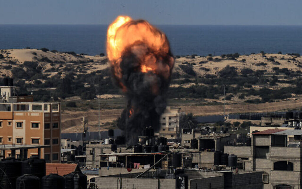 Une boule de feu s'élève au-dessus d'un bâtiment pendant une frappe israélienne à Rafah, dans le sud de la bande de Gaza, le 9 décembre 2023. (Crédit: MAHMUD HAMS / AFP)