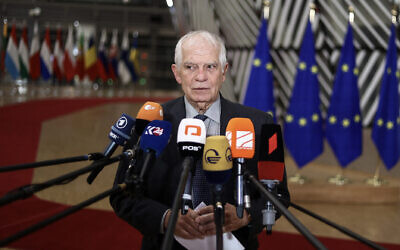 Le vice-président de la Commission européenne en charge de la Haute Représentation de l'Union pour la politique étrangère et de sécurité, Josep Borrell, s'adresse aux journalistes à son arrivée pour un Conseil des affaires étrangères (CAE) au siège de l'UE à Bruxelles, le 11 décembre 2023. (Crédit : Kenzo TRIBOUILLARD / AFP)