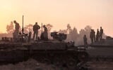 Illustration : Photo prise dans le sud d'Israël, près de la frontière avec la bande de Gaza, le 11 décembre 2023, avec un soldat de l'armée israélienne sur un char. (Crédit : Menahem KAHANA / AFP)