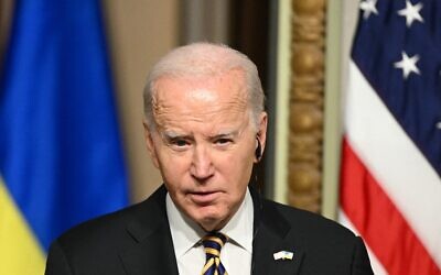 Le président américain Joe Biden lors d'une conférence de presse auprès du président ukrainien Volodymyr Zelensky, à la Maison Blanche, le 12 décembre 2023. (Crédit : Mandel Ngan/AFP)