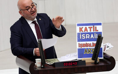 Le député turc Hasan Bitmez prononce un discours devant le parlement à Ankara, le 12 décembre 2023. (Crédit : Adem ALTAN / AFP)