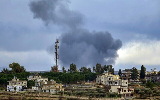 Des volutes de fumée s’élevant après un bombardement de l’armée israélienne près du village de Tair Harfa, au premier plan, à la périphérie des villages de Marwahin et d'al-Bustan dans le sud du Liban, près de la frontière avec le nord d'Israël, le 13 décembre 2023. (Crédit : AFP) Des volutes de fumée s’élevant après un bombardement de l’armée israélienne près du village de Tair Harfa, au premier plan, à la périphérie des villages de Marwahin et d'al-Bustan dans le sud du Liban, près de la frontière avec le nord d'Israël, le 13 décembre 2023. (Crédit : AFP)