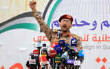 Le porte-parole militaire des rebelles houthis du Yemen, le général de brigade Yahya Saree, faisant une déclaration sur les récentes attaques contre deux navires commerciaux en mer Rouge lors d'une marche de solidarité avec la population de Gaza, dans la capitale Sanaa, le 15 décembre 2023. (Crédit : Mohammed Huwais/AFP)