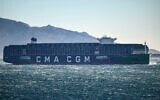 Le "CMA CGM Palais Royal", le plus grand porte-conteneurs au monde propulsé au gaz naturel, naviguant dans la baie de Marseille, dans le sud de la France, le 14 décembre 2023. (Crédit : Christophe Simon/AFP)