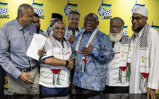 Le président sud-africain Cyril Ramaphosa (3e à gauche) et les membres du Conseil uni des oulémas d'Afrique du Sud (UUCSA), lors de la conférence de presse conjointe, à Johannesburg, le 18 décembre 2023. (Crédit : Roberta Ciuccio/AFP) Le président sud-africain Cyril Ramaphosa (3e à gauche) et les membres du Conseil uni des oulémas d'Afrique du Sud (UUCSA), lors de la conférence de presse conjointe, à Johannesburg, le 18 décembre 2023. (Crédit : Roberta Ciuccio/AFP)