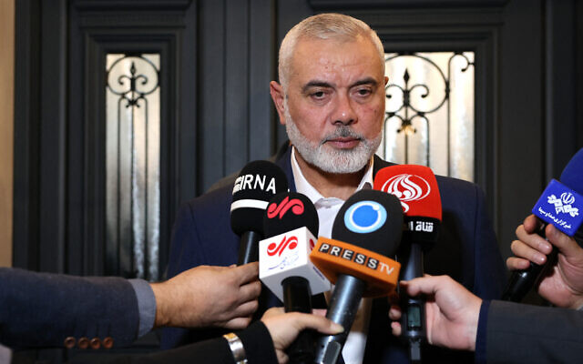 Le chef du politburo du Hamas basé au Qatar, Ismail Haniyeh, s'adressant aux journalistes alors qu'il accueille le ministre iranien des Affaires étrangères (absent sur la photo), à Doha, le 20 décembre 2023. (Crédit : Ministère iranien des Affaires étrangères / AFP) Le chef du politburo du Hamas basé au Qatar, Ismail Haniyeh, s'adressant aux journalistes alors qu'il accueille le ministre iranien des Affaires étrangères (absent sur la photo), à Doha, le 20 décembre 2023. (Crédit : Ministère iranien des Affaires étrangères / AFP)