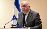 Le président du Sénat français Gérard Larcher lors d'une conférence de presse, à Tel Aviv, le 21 décembre 2023. (Crédit : Alberto Pizzoli/AFP)