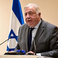 Le président du Sénat français Gérard Larcher lors d'une conférence de presse, à Tel Aviv, le 21 décembre 2023. (Crédit : Alberto Pizzoli/AFP)